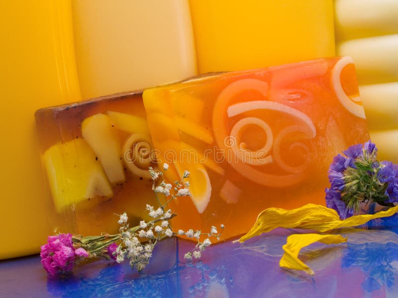 Sabão com flores imagens de stock royalty free