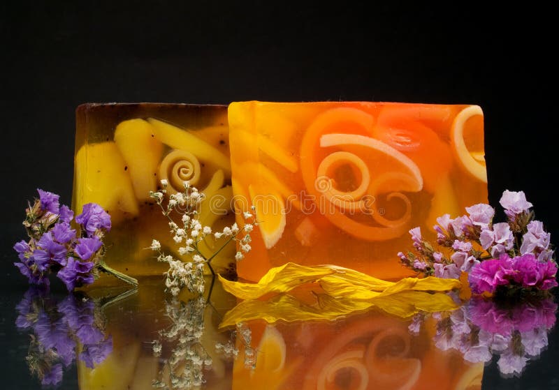 Sabão com flores imagem de stock