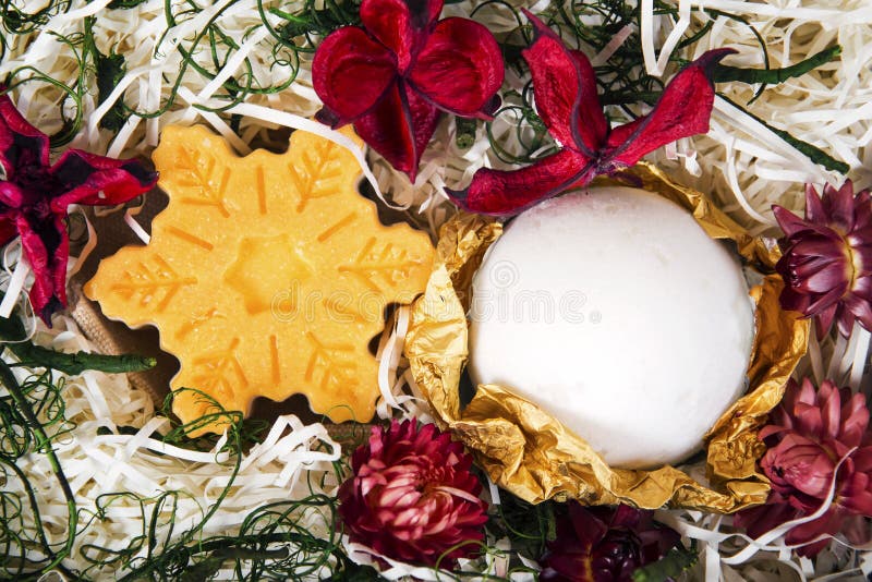 Sabão, flores e bomba do banho imagem de stock royalty free