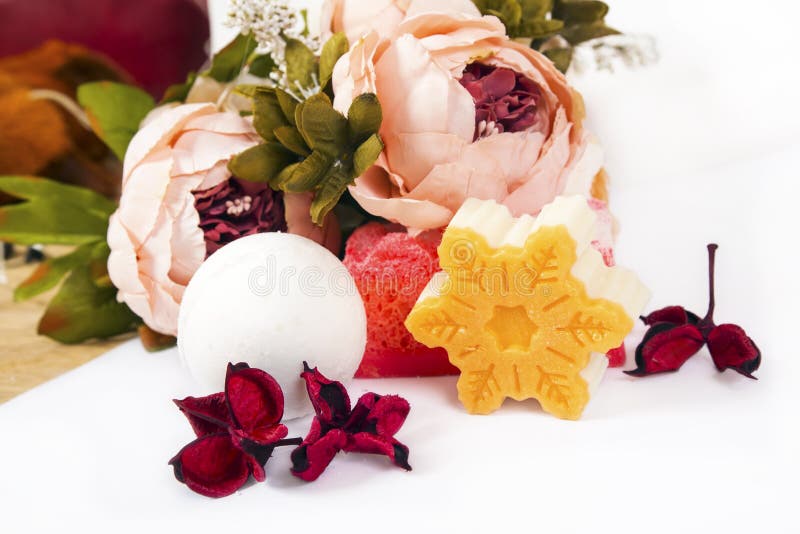 Sabonete, flores e bomba de banho fotografia de stock