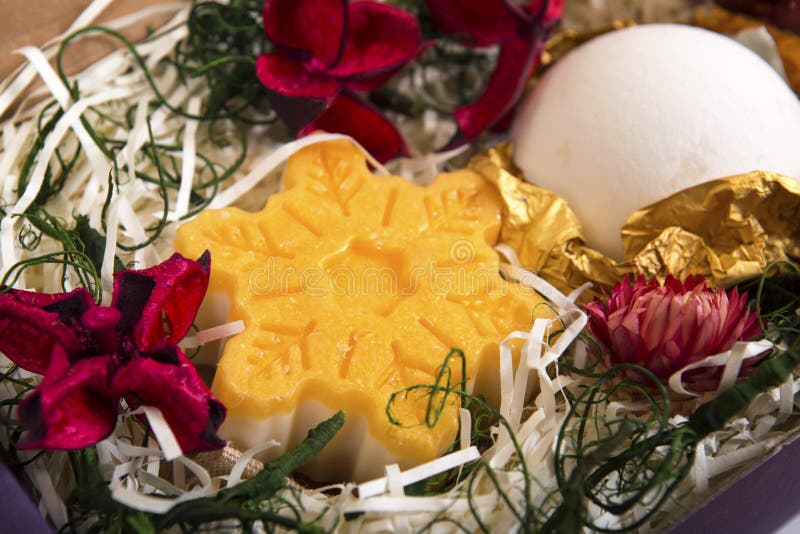 Sabão, flores e bomba do banho fotografia de stock