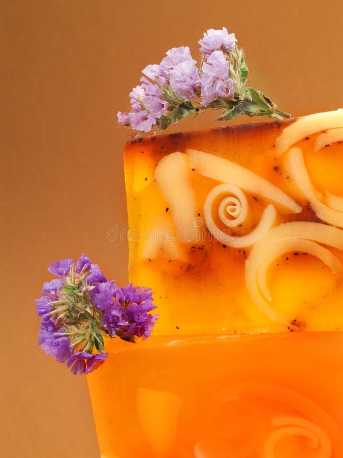 Sabões com flores imagens de stock royalty free