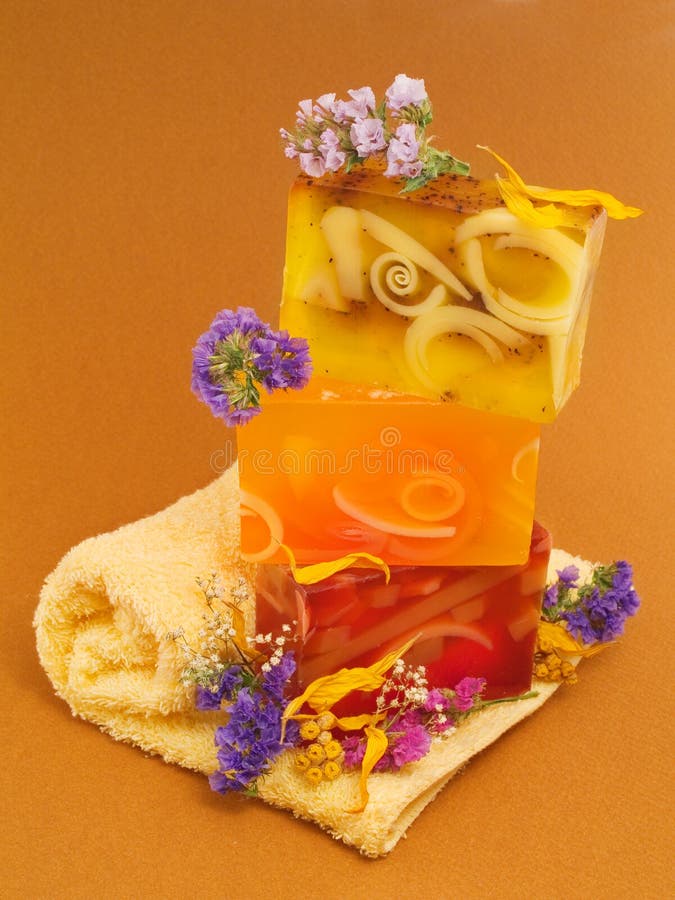 Sabões com flores imagens de stock