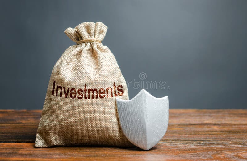 Sac avec l'investissement et le bouclier d'inscription Garantie de la protection de l'investissement ? l'?tranger dans l'?conomie images stock Sac avec l'investissement et le bouclier d'inscription Garantie de la protection de l'investissement ? l'?tranger dans l'?conomie images stock