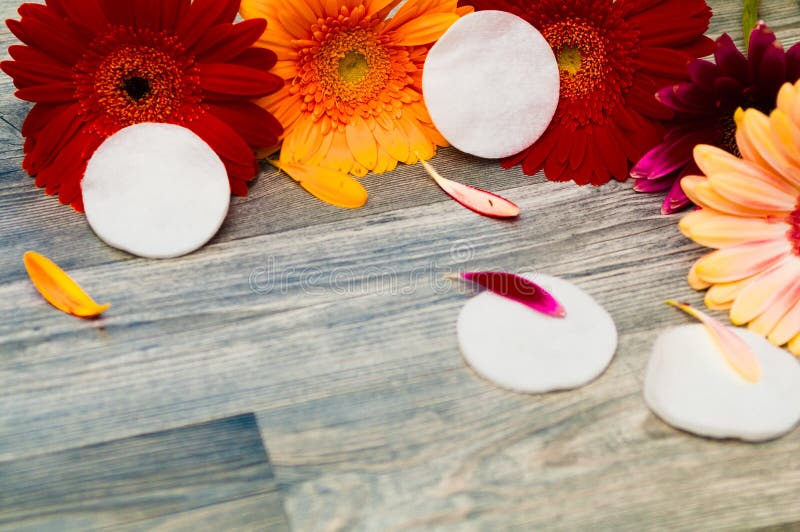 Sac cosmétique, et produits de maquillage sur le fond en bois éponge, crème pour des soins de la peau photo stock Sac cosmétique, et produits de maquillage sur le fond en bois éponge, crème pour des soins de la peau photo stock