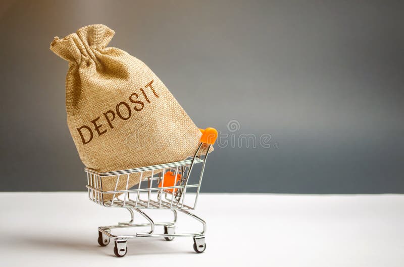 Sac d'argent avec le dépôt de mot dans un chariot à supermarché La somme d'argent a transféré par une personne à un établissement images libres de droits Sac d'argent avec le dépôt de mot dans un chariot à supermarché La somme d'argent a transféré par une personne à un établissement images libres de droits