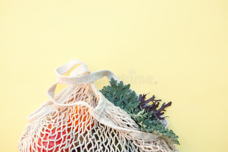 Sac de ficelle qui respecte l'environnement blanc de textile avec des fruits frais, des herbes et des légumes de marché local d'a photo stock Sac de ficelle qui respecte l'environnement blanc de textile avec des fruits frais, des herbes et des légumes de marché local d'a photo stock