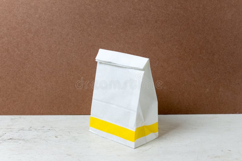 sac de livre blanc d'Un-forme Paquet de sac de papier pour faire de la publicité et Br photographie stock sac de livre blanc d'Un-forme Paquet de sac de papier pour faire de la publicité et Br photographie stock