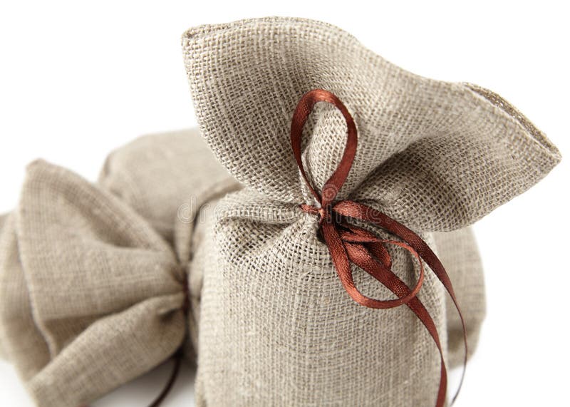 sac de tissu avec un cadeau photo stock sac de tissu avec un cadeau photo stock