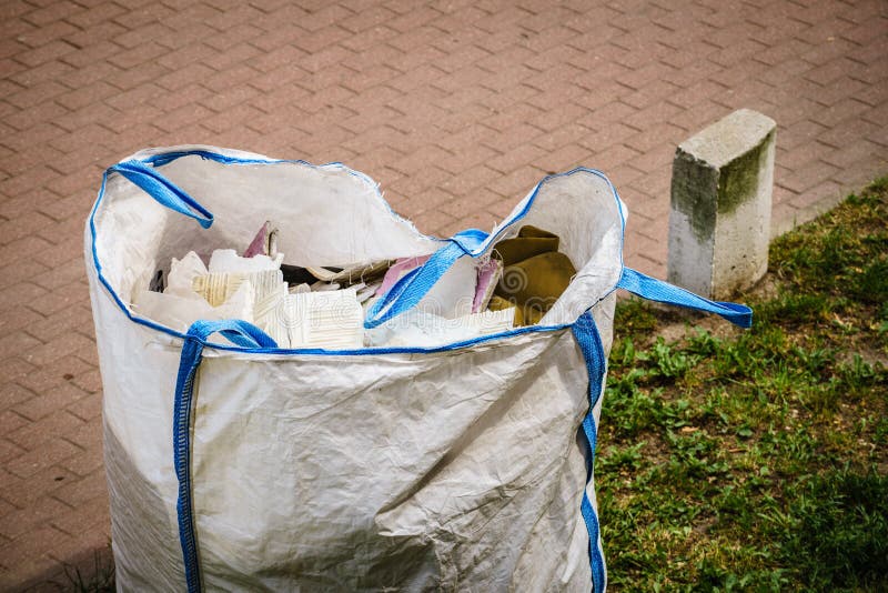 Pleins Sacs De Débris De Déchets De Construction Image stock - Image du  perte, conteneur: 34734229