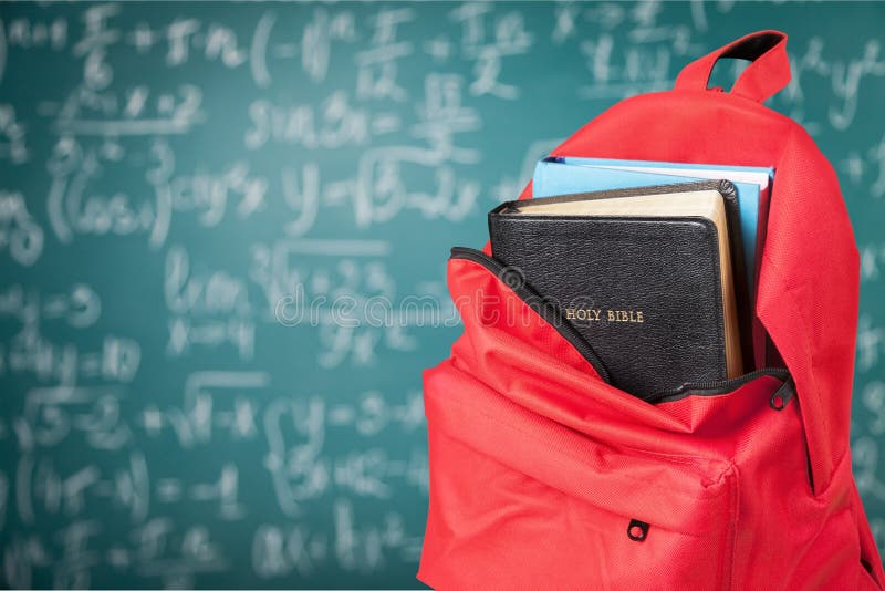 Sac à dos avec le livre de bible, vue en gros plan photographie stock Sac à dos avec le livre de bible, vue en gros plan photographie stock
