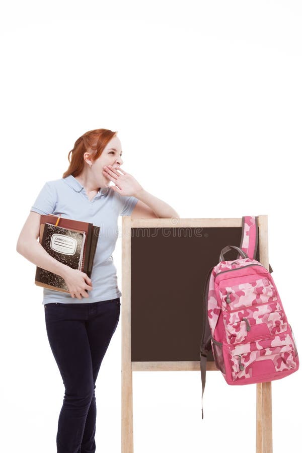 Sac à dos caucasien d'étudiant universitaire par le tableau noir photos stock Sac à dos caucasien d'étudiant universitaire par le tableau noir photos stock