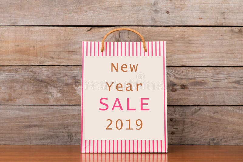 Sac à provisions de carton avec de “la vente 2019 nouvelle année “des textes image stock Sac à provisions de carton avec de “la vente 2019 nouvelle année “des textes image stock