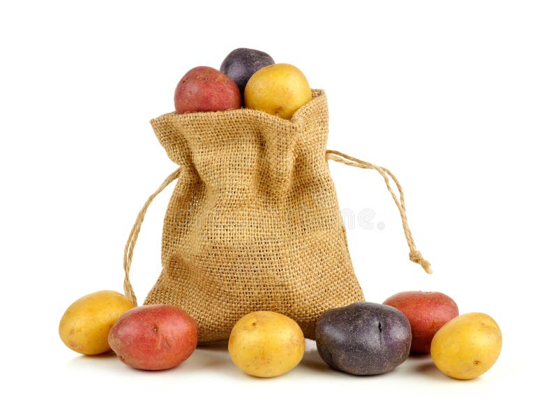 Sac à toile de jute de petites pommes de terre colorées au-dessus de blanc photo libre de droits Sac à toile de jute de petites pommes de terre colorées au-dessus de blanc photo libre de droits