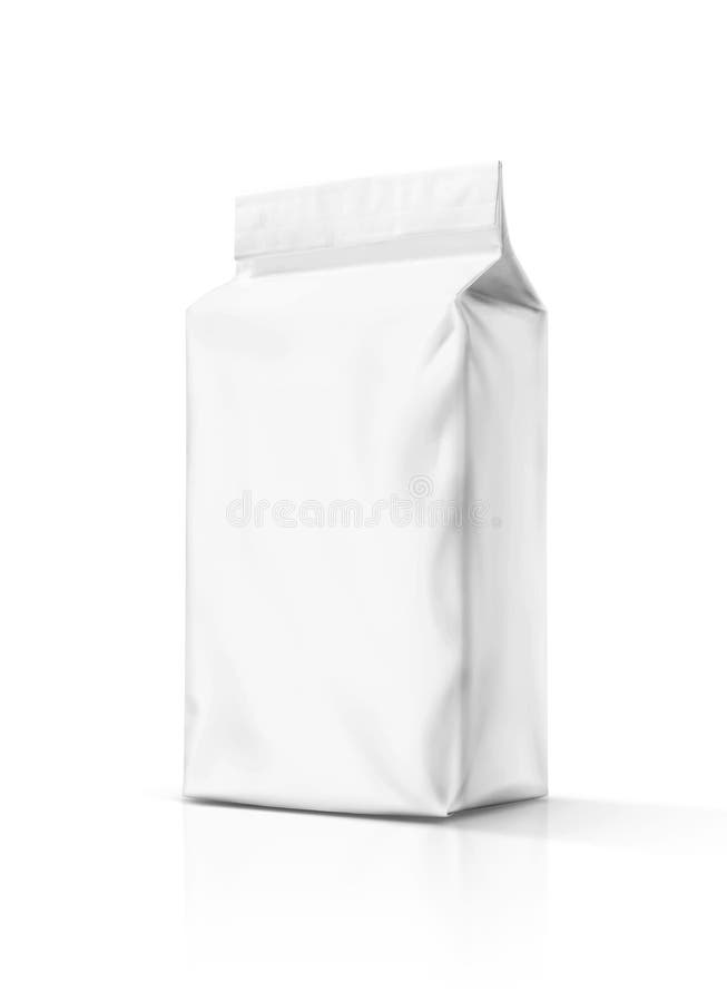 Sacchetto di carta d'imballaggio in bianco dello spuntino isolato su fondo bianco