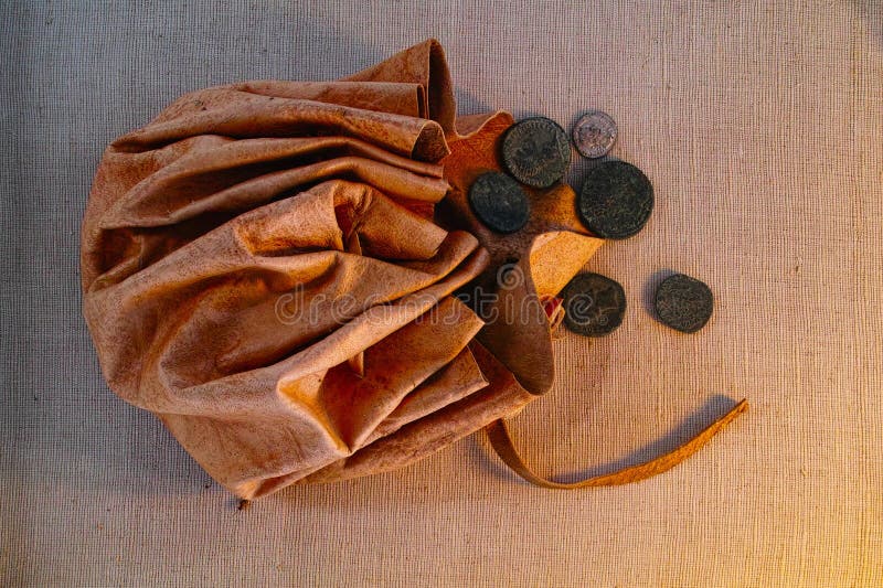Sacchetto di cuoio con le monete romane antiche immagini stock Sacchetto di cuoio con le monete romane antiche immagini stock