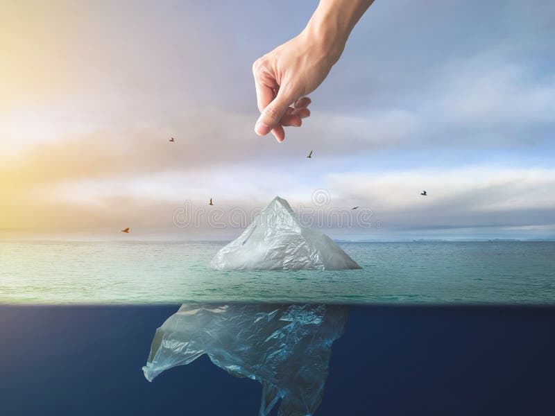 Sacchetto di plastica lanciato a mano che galleggia nell'oceano, inquinamento ambientale immagine stock Sacchetto di plastica lanciato a mano che galleggia nell'oceano, inquinamento ambientale immagine stock