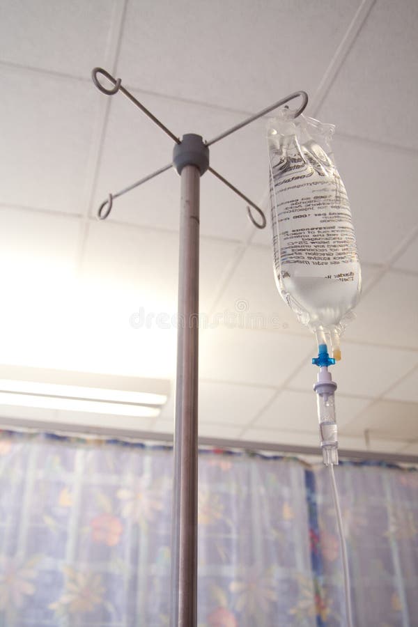 Sacca per infusione di soluzione fisiologica fotografie stock