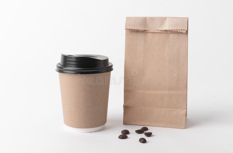 Sacco di carta marrone dello spazio in bianco e tazza di caffè per la pubblicità di logo del modello del modello ed il fondo marc immagine stock libera da diritti Sacco di carta marrone dello spazio in bianco e tazza di caffè per la pubblicità di logo del modello del modello ed il fondo marc immagine stock libera da diritti