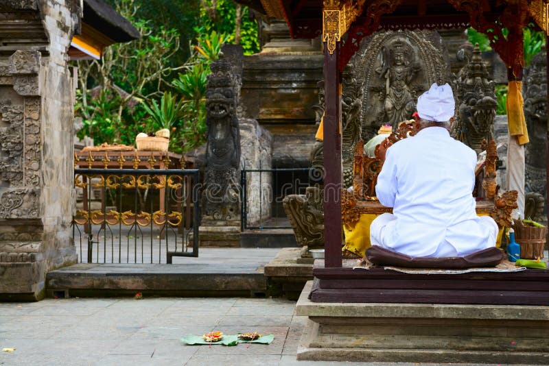Sacerdote balinese durante una cerimonia religiosa fotografie stock libere da diritti