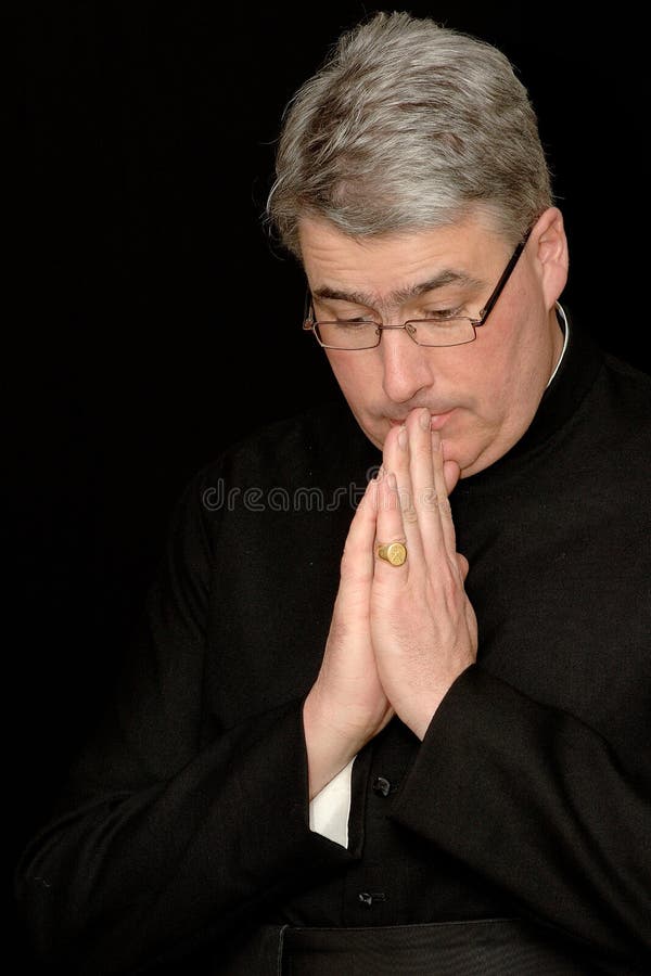 Sacerdote en rezos imágenes de archivo libres de regalías Sacerdote en rezos imágenes de archivo libres de regalías