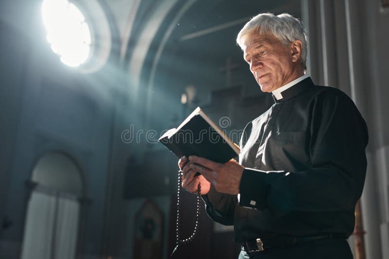 Sacerdote Mayor Con La Biblia Imagen de archivo - Imagen de adulto,  predicador: 217127529