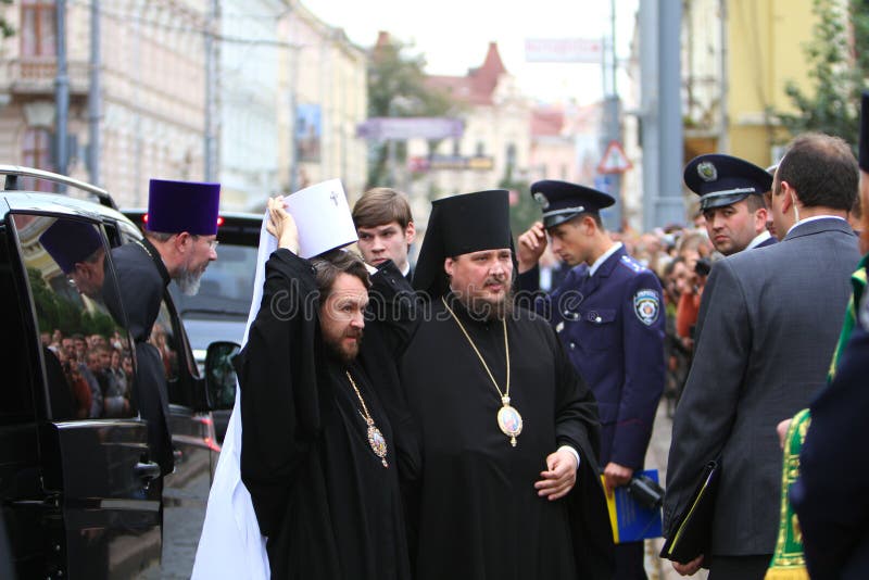 Sacerdotes y policía ortodoxos