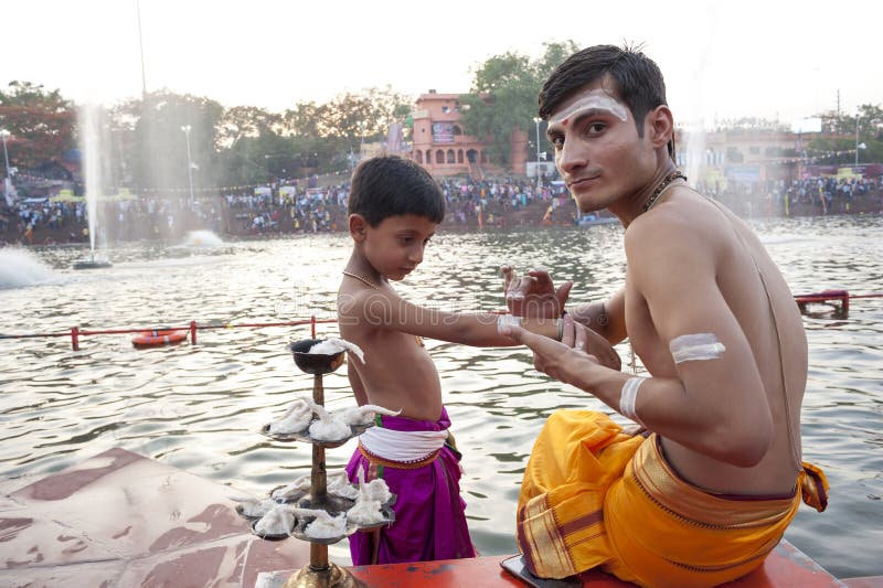 Sacerdoti indù a Kumbh Mela fotografia stock libera da diritti Sacerdoti indù a Kumbh Mela fotografia stock libera da diritti