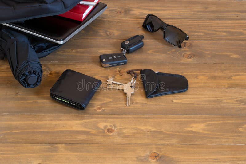 Sachen auf dem Tisch vom offenen Rucksack stockbilder Sachen auf dem Tisch vom offenen Rucksack stockbilder