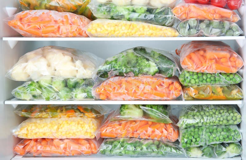 Sachets en plastique avec les légumes surgelés