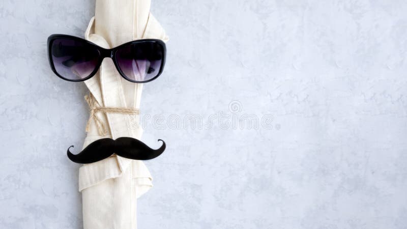 saco claro de linho Eco-amigável com vidros escuros e o bigode preto imagem de stock saco claro de linho Eco-amigável com vidros escuros e o bigode preto imagem de stock