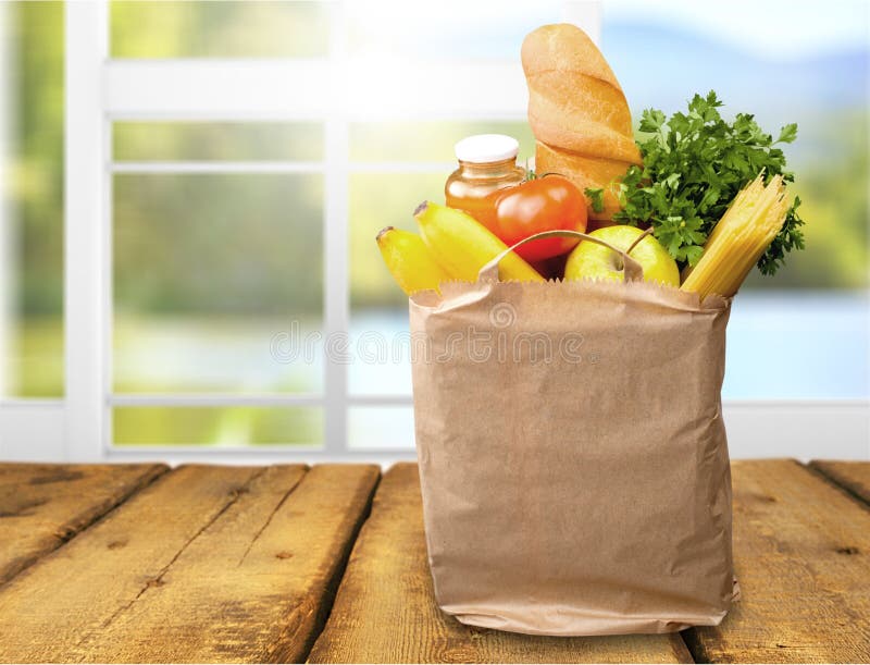 Saco de compras com variedade de produtos do mantimento fotografia de stock