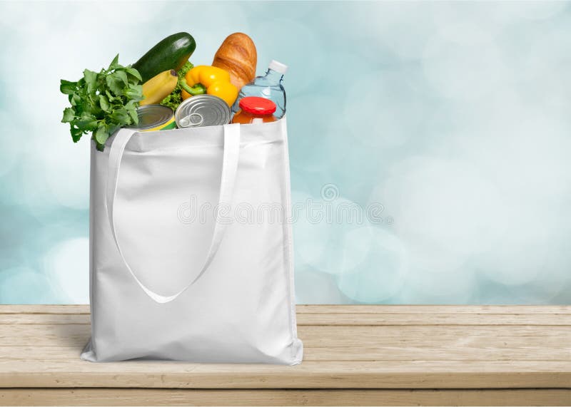 Saco de compras com variedade de produtos do mantimento fotos de stock royalty free