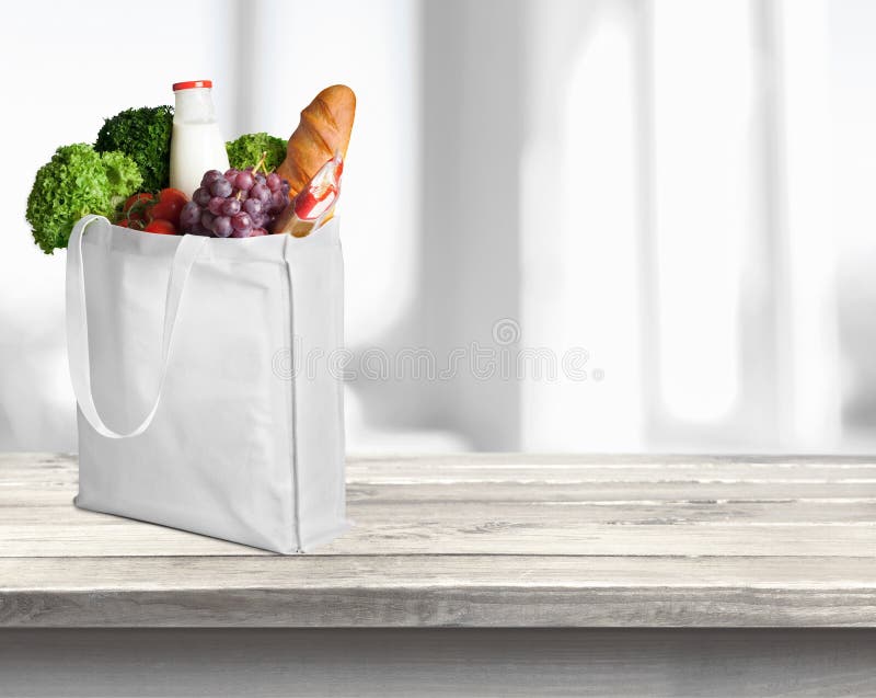 Saco de compras com variedade de produtos do mantimento imagem de stock