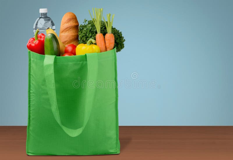 Saco de compras com variedade de produtos do mantimento imagem de stock royalty free