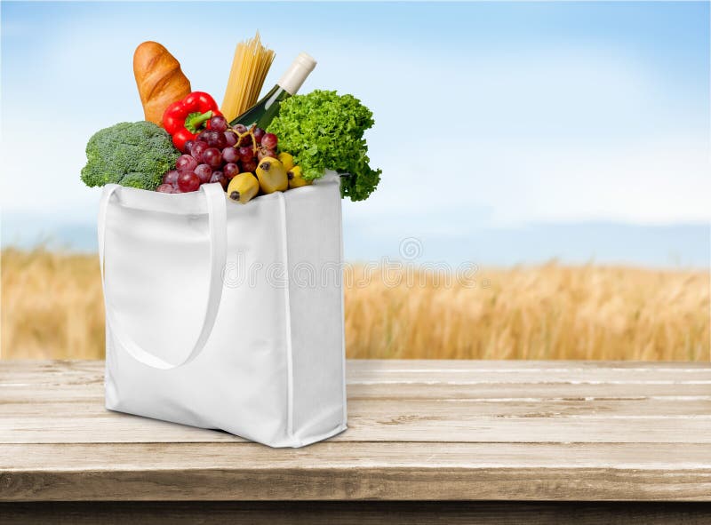 Saco de compras com variedade de produtos do mantimento fotografia de stock