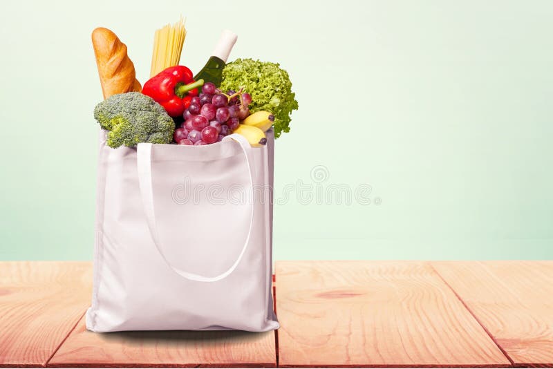 Saco de compras com variedade de produtos do mantimento imagem de stock royalty free