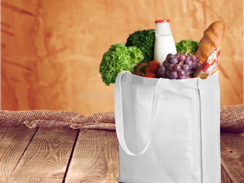 Saco de compras com variedade de produtos do mantimento foto de stock royalty free