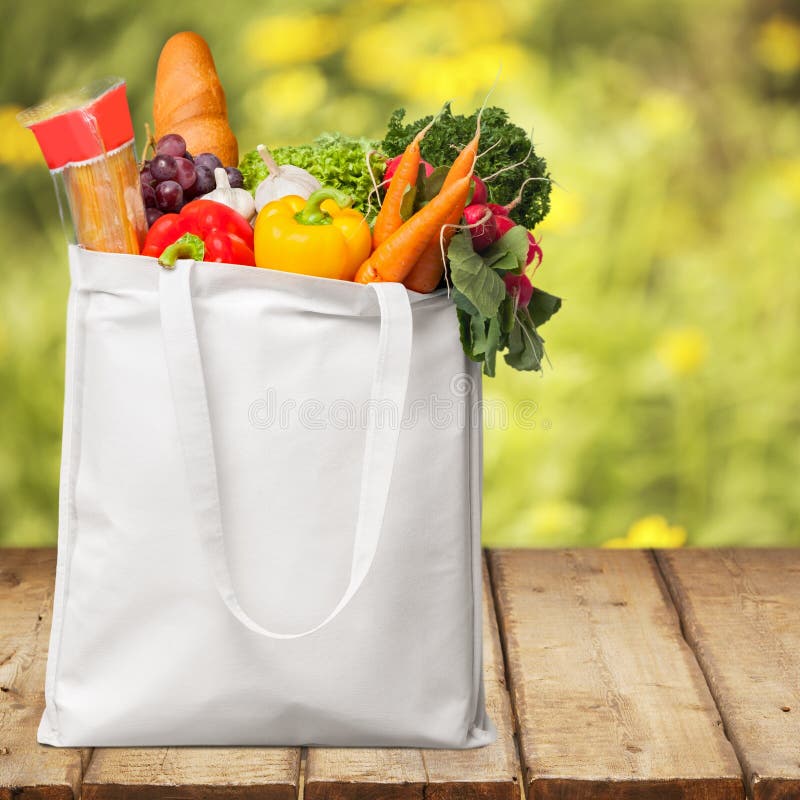 Saco de compras com variedade de produtos do mantimento fotografia de stock royalty free