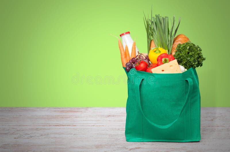 Saco de compras com variedade de produtos do mantimento fotos de stock