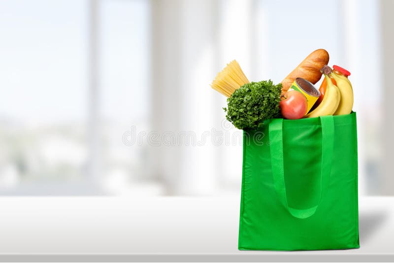 Saco de compras com variedade de produtos do mantimento fotografia de stock