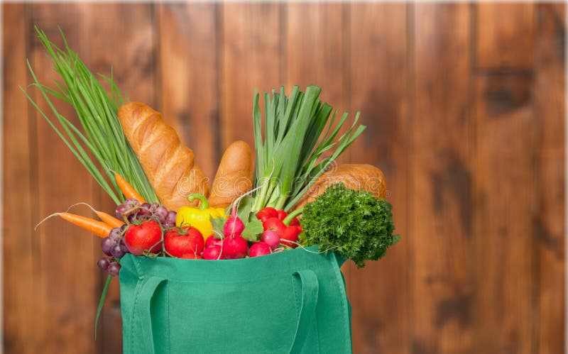 Saco de compras com variedade de produtos do mantimento imagem de stock