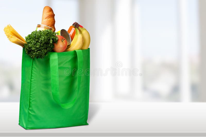 Saco de compras com variedade de produtos do mantimento fotografia de stock