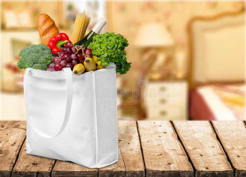 Saco de compras com variedade de produtos do mantimento imagens de stock royalty free