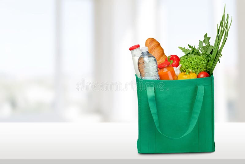 Saco de compras com variedade de produtos do mantimento foto de stock