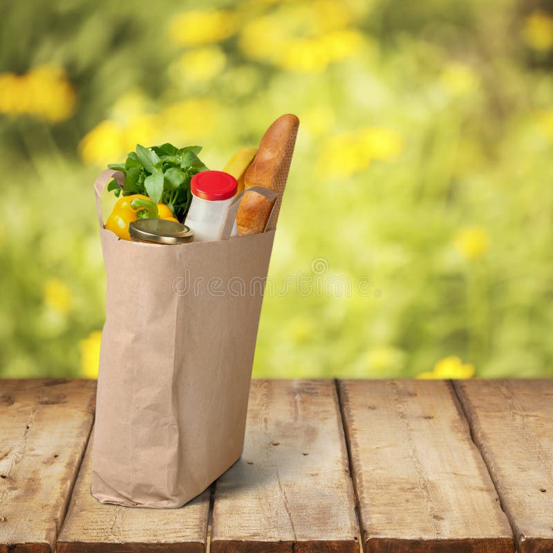 Saco de compras com variedade de produtos do mantimento imagem de stock royalty free