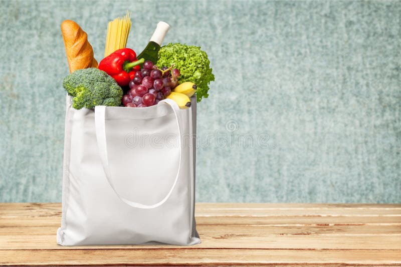 Saco de compras com variedade de produtos alimentares imagens de stock royalty free