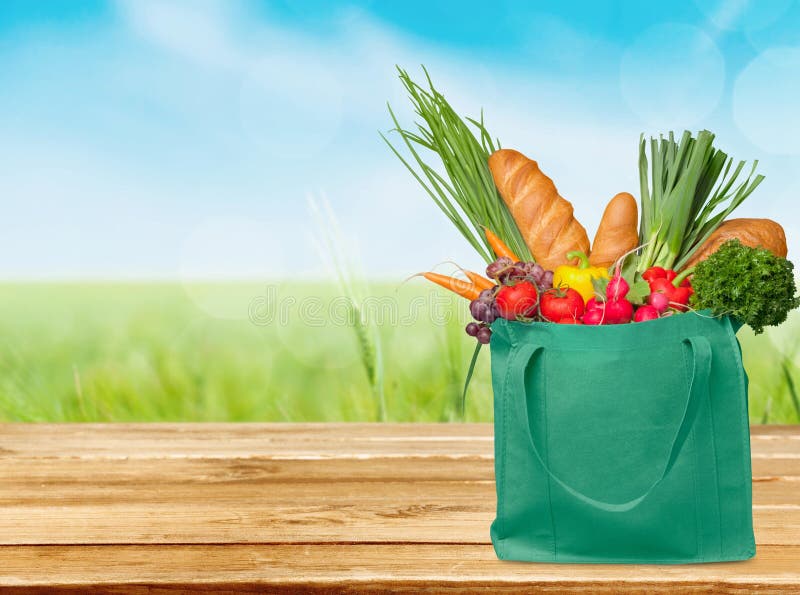 Saco de compras com variedade de produtos do mantimento imagem de stock