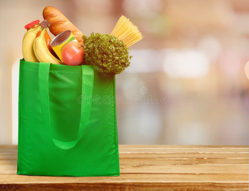 Saco de compras com variedade de produtos do mantimento foto de stock royalty free