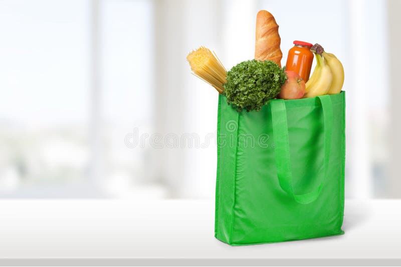 Saco de compras com variedade de produtos do mantimento fotografia de stock royalty free